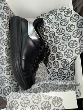 Alexander McQueen Black Leather. great price! Won’t last long 100% authentic.